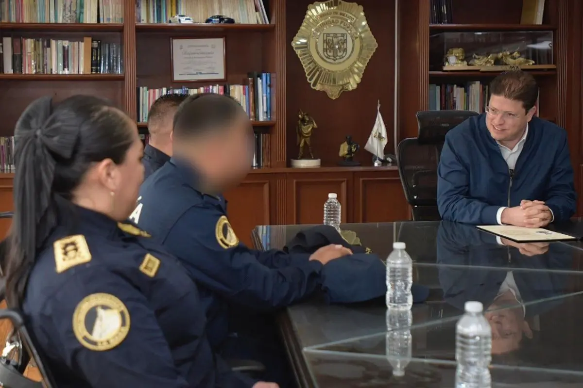 Secretario de Seguridad Ciudadana con policías de CDMX. Foto: X (@PabloVazC)