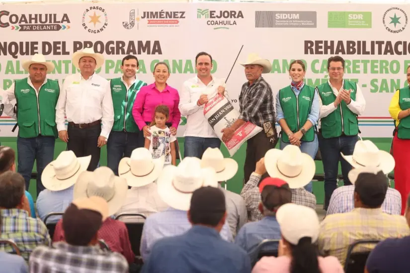 Arrancan entrega de nuevo programa para el bienestar agropecuario y rehabilitación de carretera / Foto: Gobierno de Coahuila