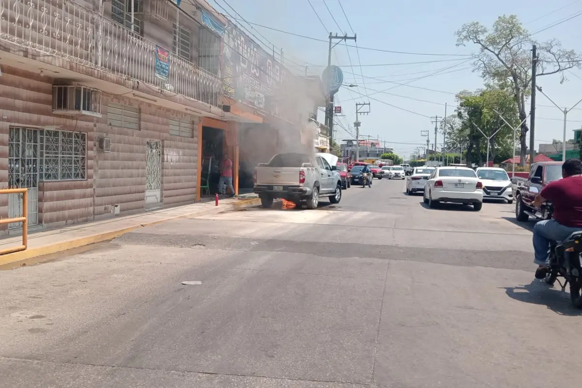 Vehículo incendiado en Tabasco por altas temperaturas Foto: Armando de la Rosa