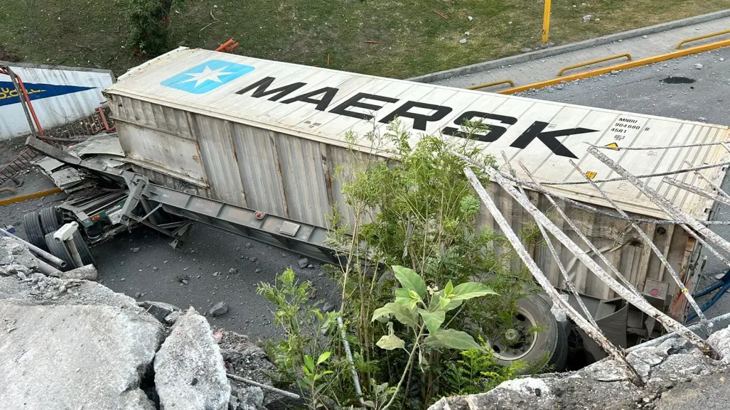 VIDEO | Volcadura de camión de carga deja caos vial en San Nicolás