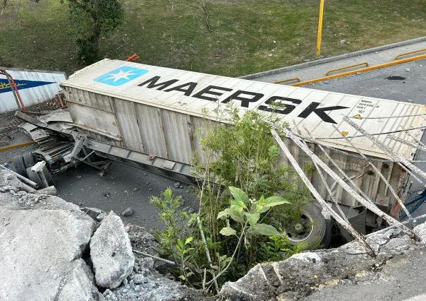 VIDEO | Volcadura de camión de carga deja caos vial en San Nicolás