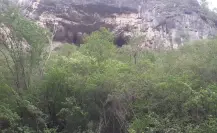 Este camino de senderismo te lleva a una cueva que debes explorar en la sierra en Victoria