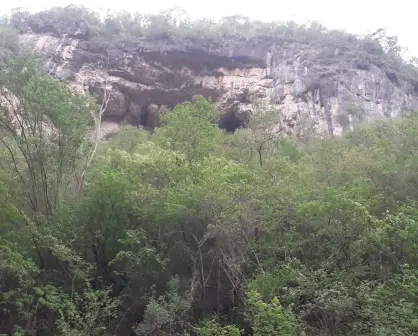 Este camino de senderismo te lleva a una cueva que debes explorar en la sierra en Victoria
