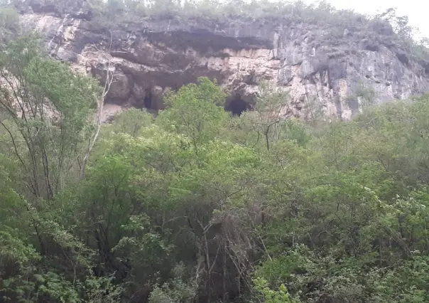 Este camino de senderismo te lleva a una cueva que debes explorar en la sierra en Victoria