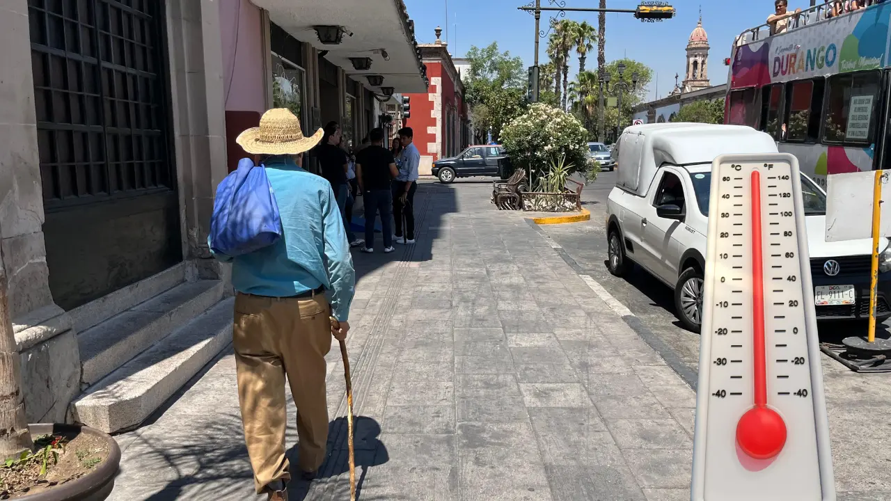 Los adultos mayores son vulnerables ante el calor que se registra en Durango. Foto: Jesús Carrillo.