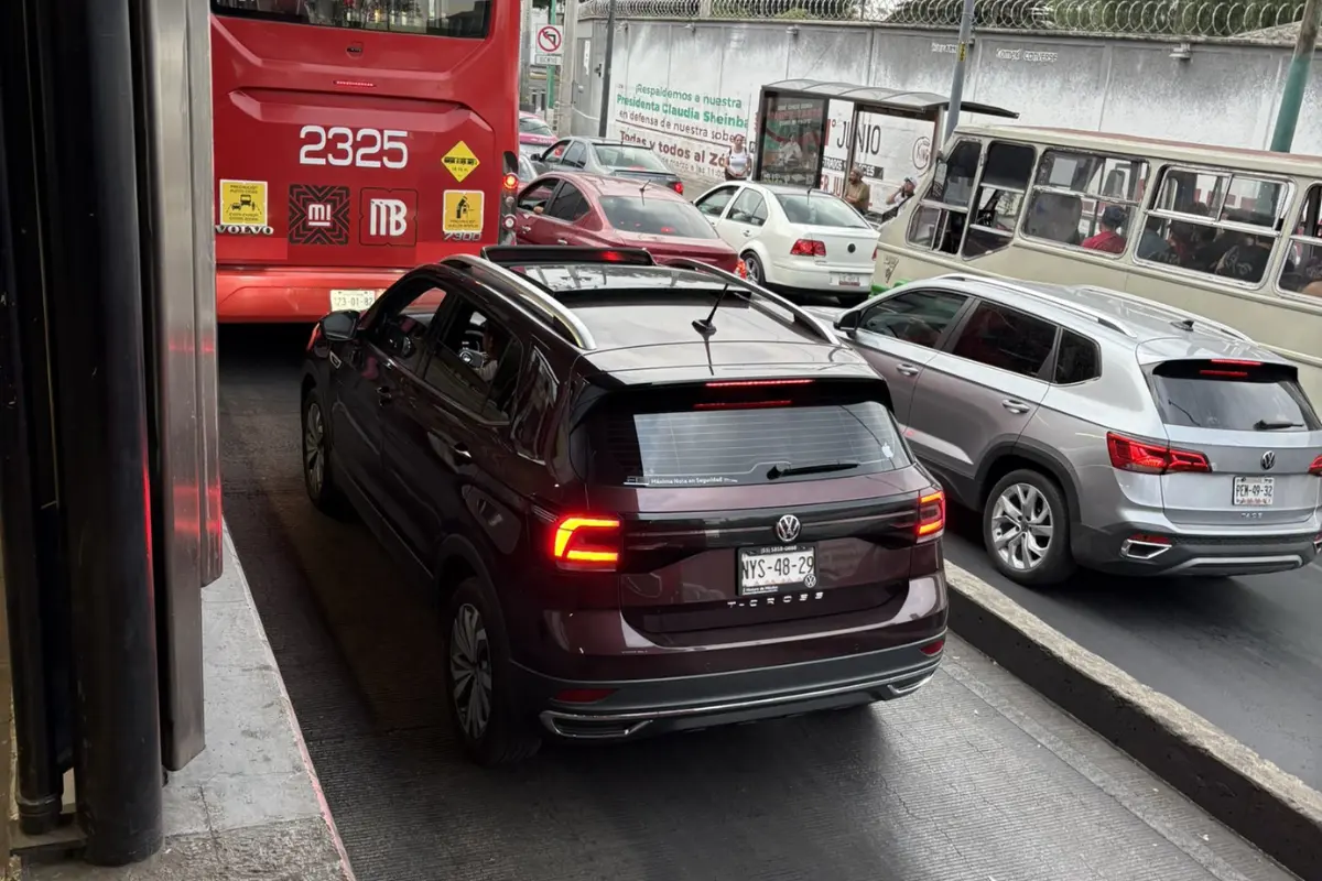 Auto invadiendo el carril confinado. Foto: @El_Campos | Canva