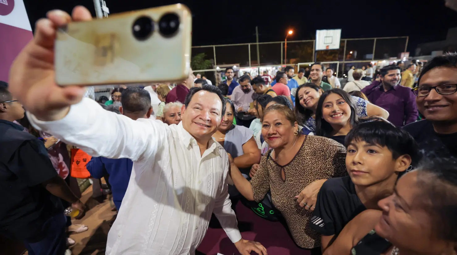 El gobernador de Yucatán, Joaquín Díaz Mena visitó la noche del martes a vecinos de Ciudad Caucel a quienes les presento el Plan Integral de Intervención.- Fuente Gobierno del Estado