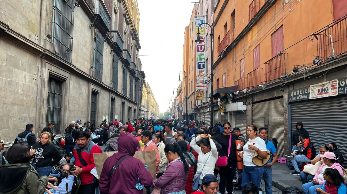Integrantes de la CNTE bloqueando accesos a Palacio Nacional. Foto: Laura Ávila