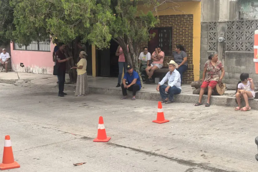 Vecinos molestos porque ya llevan más de un mes presentando fallas de luz | Foto: FB