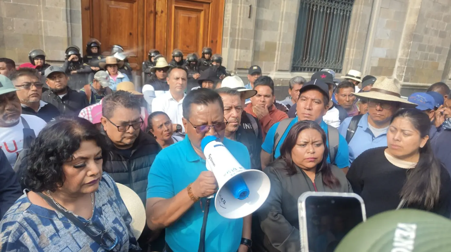 Integrantes de la CNTE realizando conferencia frente a Palacio Nacional. Foto: Laura Ávila