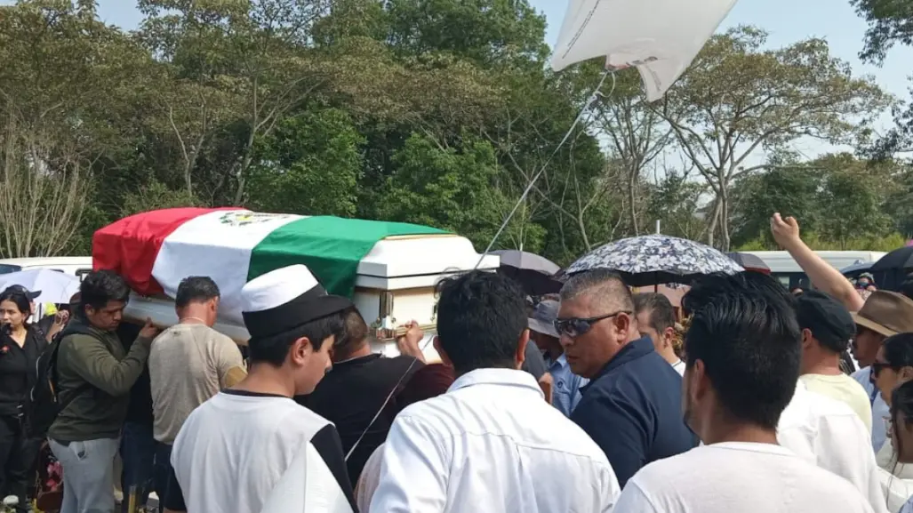 Dan el último adiós a América Yamileth envuelta en la Bandera de México