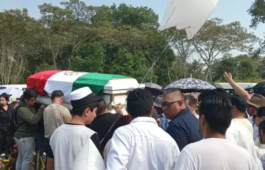 Dan el último adiós a América Yamileth envuelta en la Bandera de México