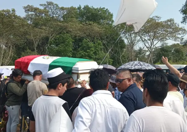 Dan el último adiós a América Yamileth envuelta en la Bandera de México