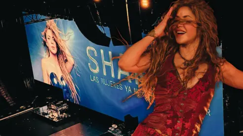 Shakira cae con estilo durante su concierto en Canadá en la gira "Las mujeres ya no lloran"
