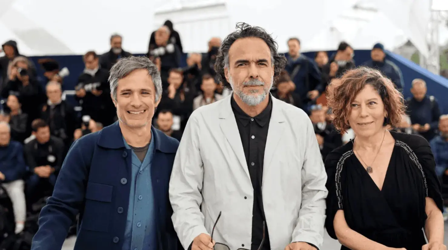 Gael García Bernal, Alejandro González Iñárritu y Martha Sosa (asistente) posan ante la prensa del Festival de Cine de Cannes Foto. Cortesía Efe.