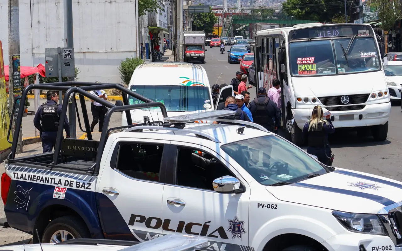 Policías municipales de Tlalnepantla acordonaron la zona tras el enfrentamiento en Río de los Remedios, en Ecatepec. Foto: X/@Gob_Tlalne (Canva)
