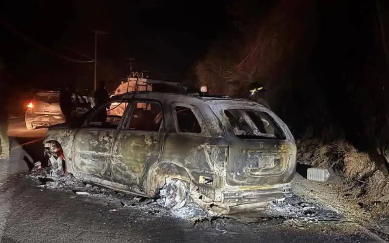 Auto incendiado. Foto: X (@Molotov15630)