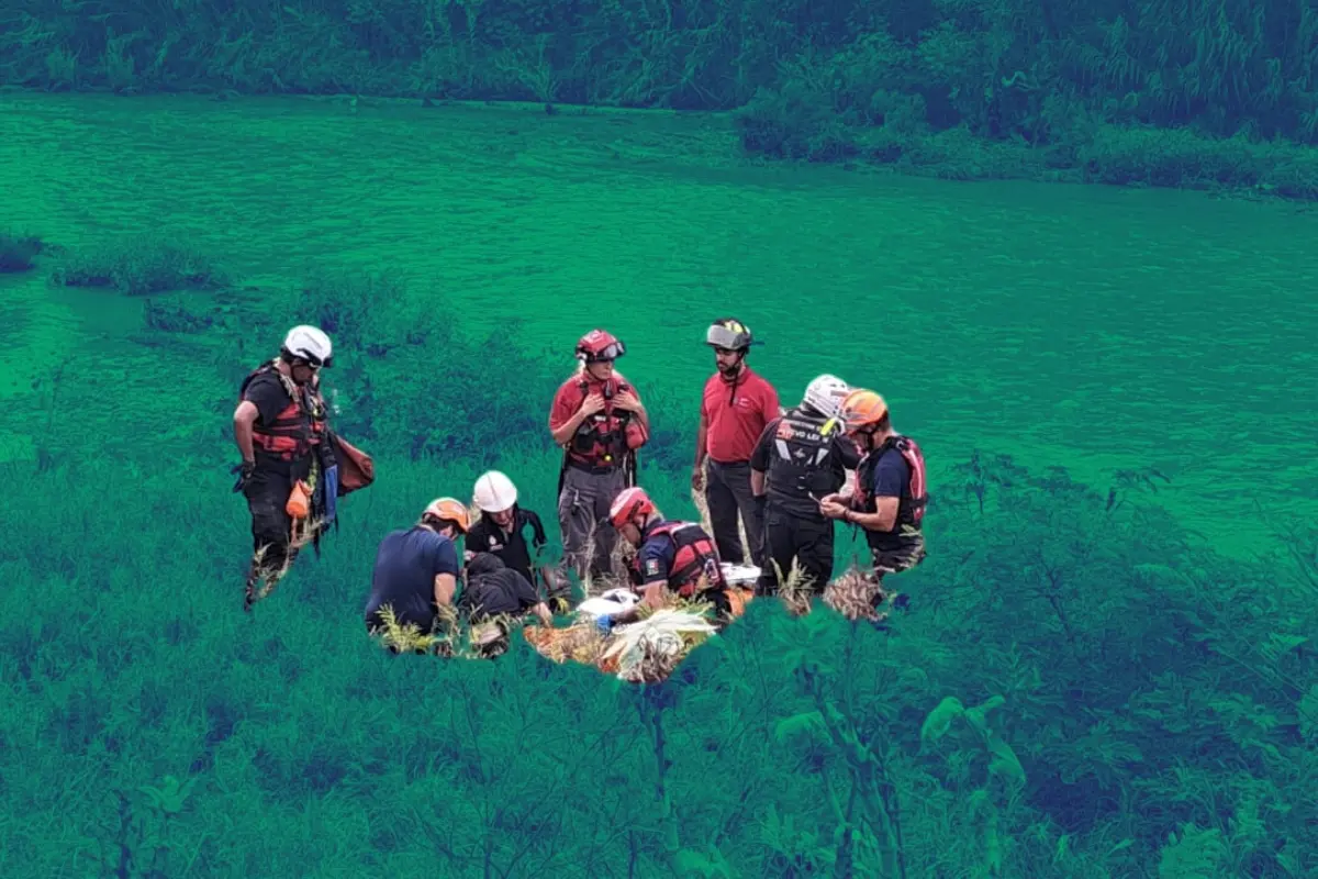 Rescate de una mujer por parte de Protección Civil de Nuevo León. Foto: Protección Civil de Nuevo León