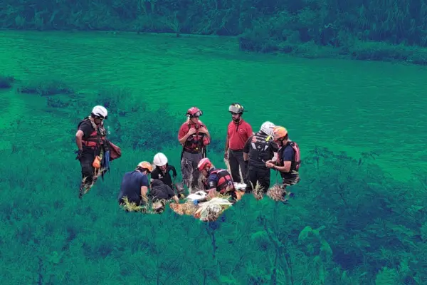 Mujer es arrastrada por el río en Monterrey y rescatada con vida I FOTOS