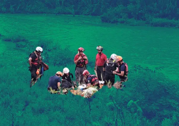 Mujer es arrastrada por el río en Monterrey y rescatada con vida I FOTOS