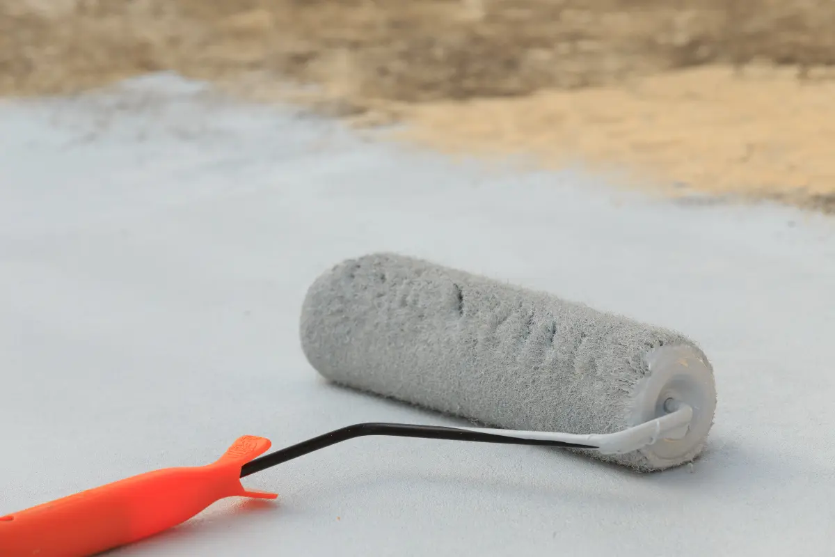 Con la llegada de las lluvias es fundamental proteger el hogar y prevenir filtraciones que dañen la estructura del techo. Foto: Canva