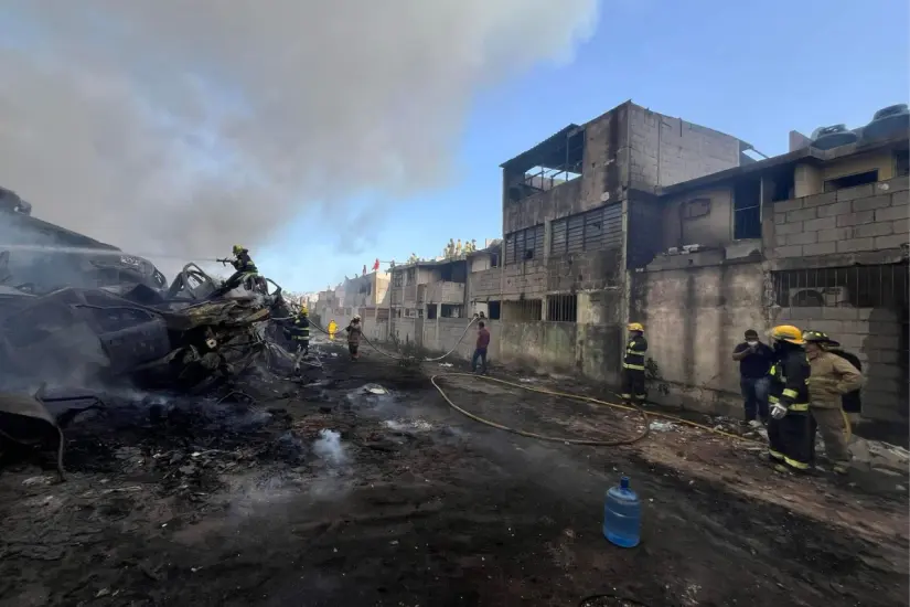 Las llamas del incendio pudieron en riesgo algunas viviendas contiguas. Foto: Axel Hassel