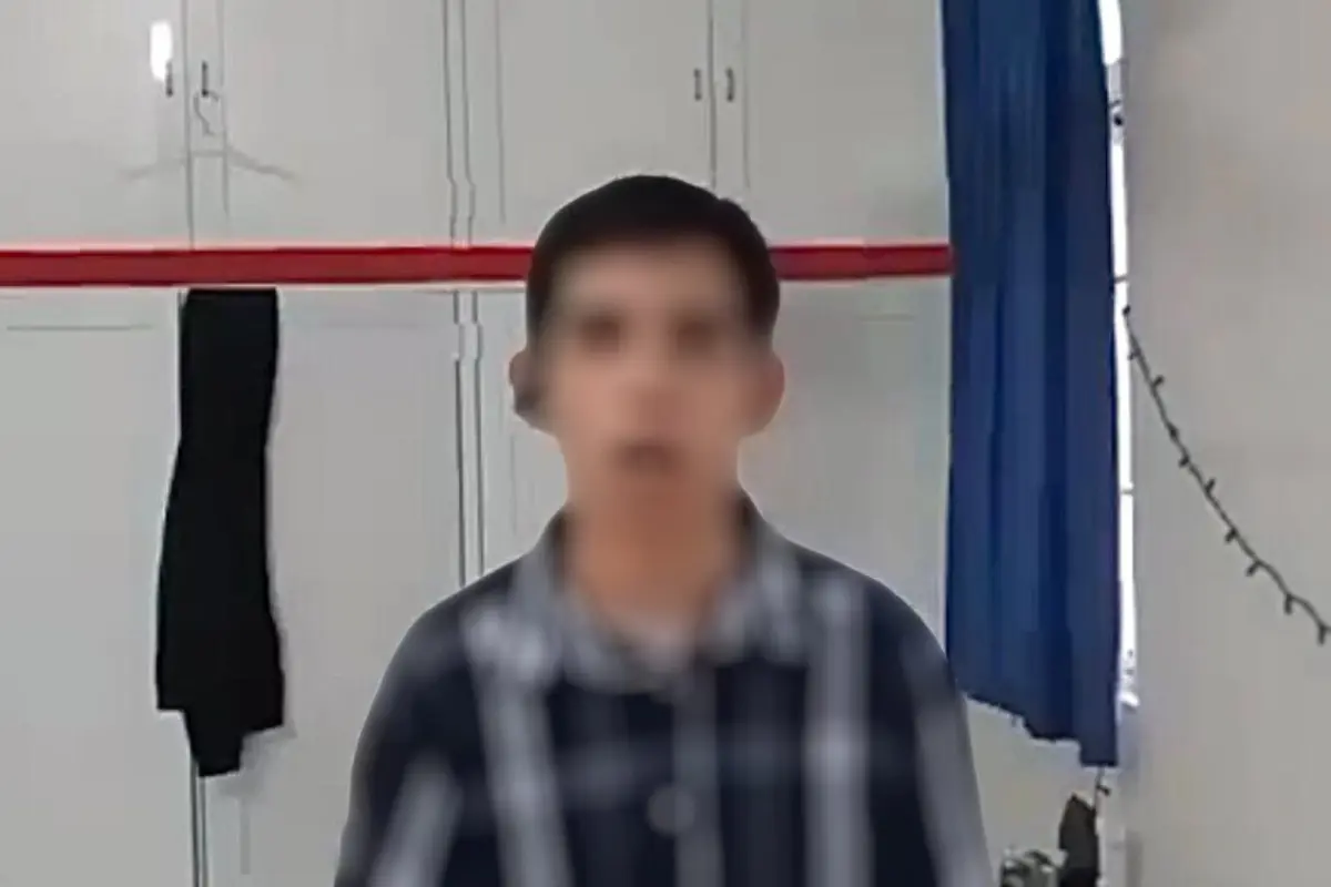 Este joven amenaza a una estudiante del ICEST | Foto: Axel Hassel