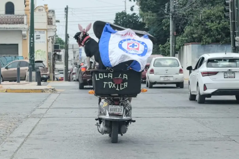 La motocicleta la podrás distinguir a distancia, pues porta con orgullo la bandera del Cruz Azul | Foto: FB