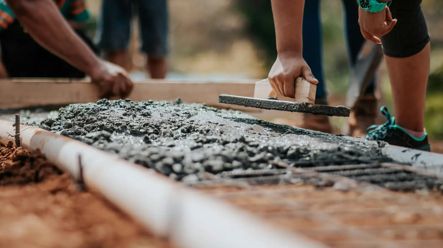 Familias del Estado de México podrán acceder a materiales como tinacos y paneles solares para mejorar sus viviendas a través del programa Vivienda para el Bienestar 2025. Foto: Pexels (Canva)