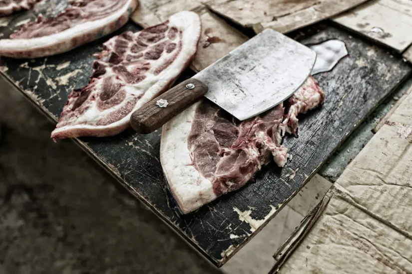 La seguridad alimentaria es crucial en verano, cuando las altas temperaturas aceleran la descomposición de los alimentos. Foto: Canva