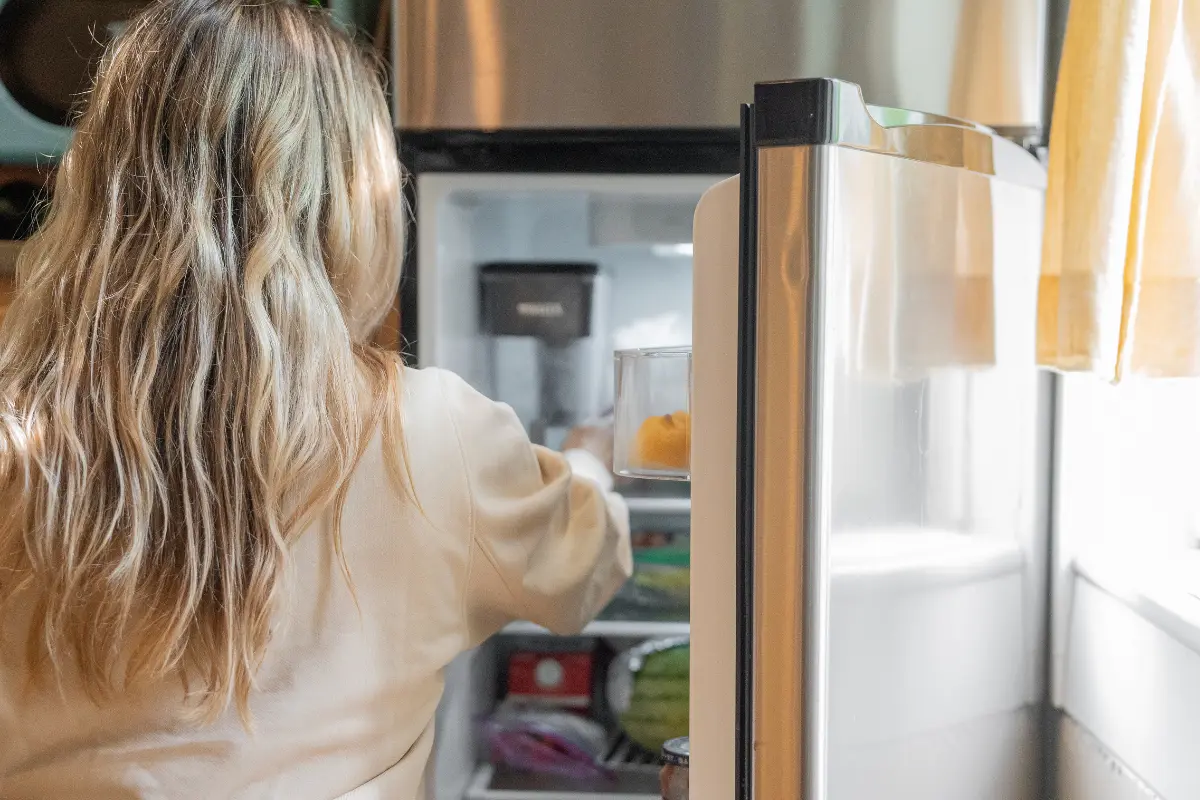 La seguridad alimentaria es crucial en verano, cuando las altas temperaturas aceleran la descomposición de los alimentos. Foto: Canva