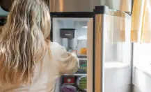 Por esta razón no debes dejar alimentos crudos fuera del refrigerador en la ola de calor