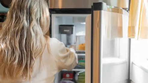 Por esta razón no debes dejar alimentos crudos fuera del refrigerador en la ola de calor