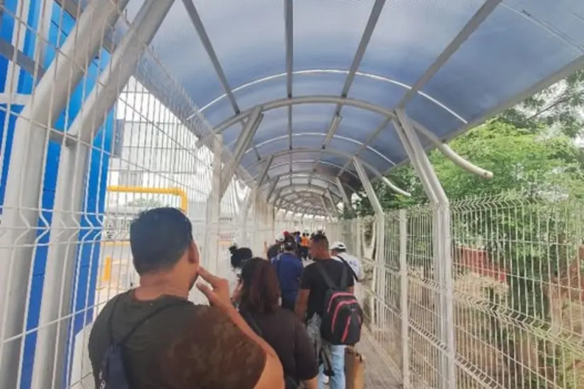 Fila para peatones en el puente Hidalgo | Foto: FB