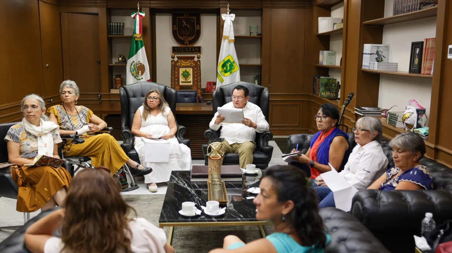 Integrantes del colectivo Frente por los Derechos de las Mujeres tuvo una reunión con el gobernador Joaquín Díaz Mena quien les presento la agenda estatal y el nuevo modelo federal de los centros LIBRE.- Fuente Gobierno del Estado