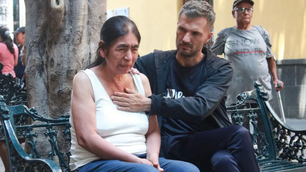 Rumano "quitadolores" se vuelve sensación en Puebla; hacen fila para ser curados