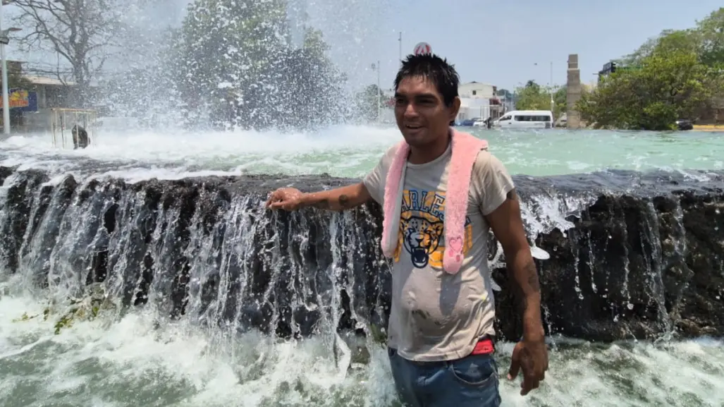 Villahermosa supera los 42 grados; ciudadanos se bañan en fuentes para soportar el calor