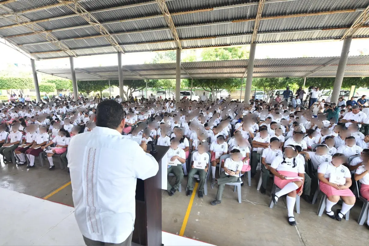 Javier May en escuela de Nacajuca, Tabasco Foto: X(Twitter) @TabascoJavier