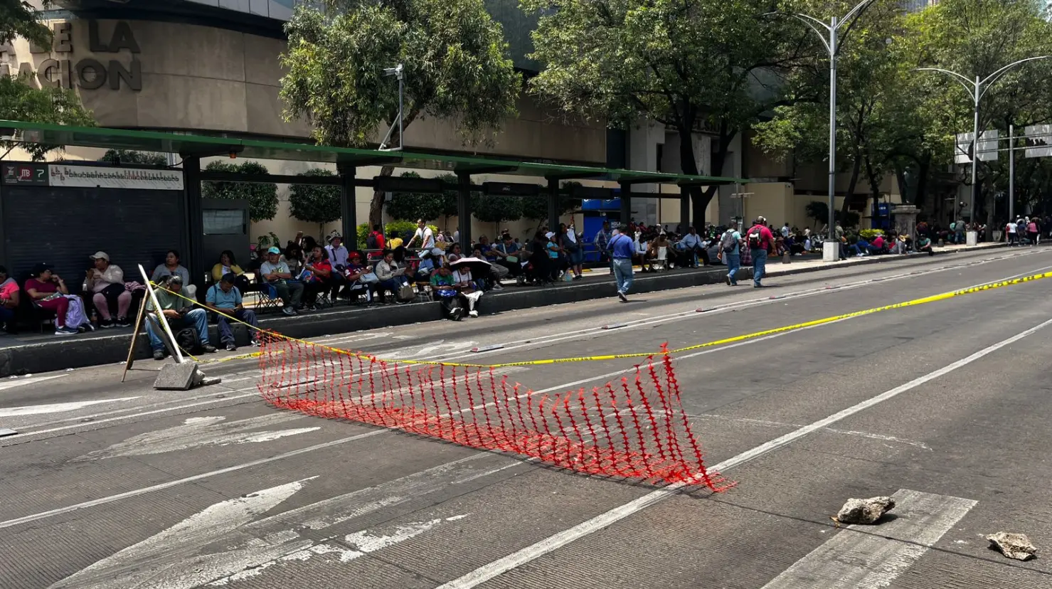 Maestros de la CNTE bloquean Paseo de la Reforma. Foto: Laura Ávila