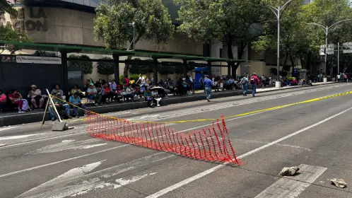 CNTE bloquea Palacio Nacional y lleva su plantón a Paseo de la Reforma