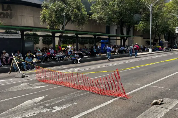 CNTE bloquea Palacio Nacional y lleva su plantón a Paseo de la Reforma