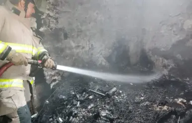 Fuego arrasa vivienda en unidad habitacional de Metepec