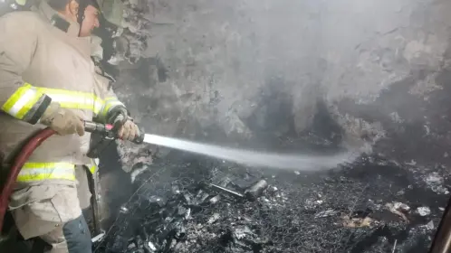 Fuego arrasa vivienda en unidad habitacional de Metepec
