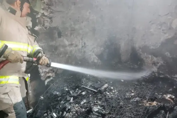Fuego arrasa vivienda en unidad habitacional de Metepec