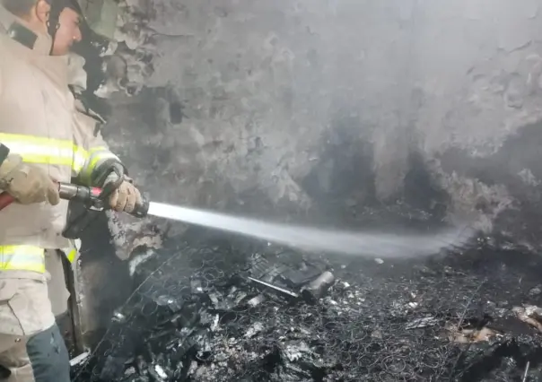 Fuego arrasa vivienda en unidad habitacional de Metepec