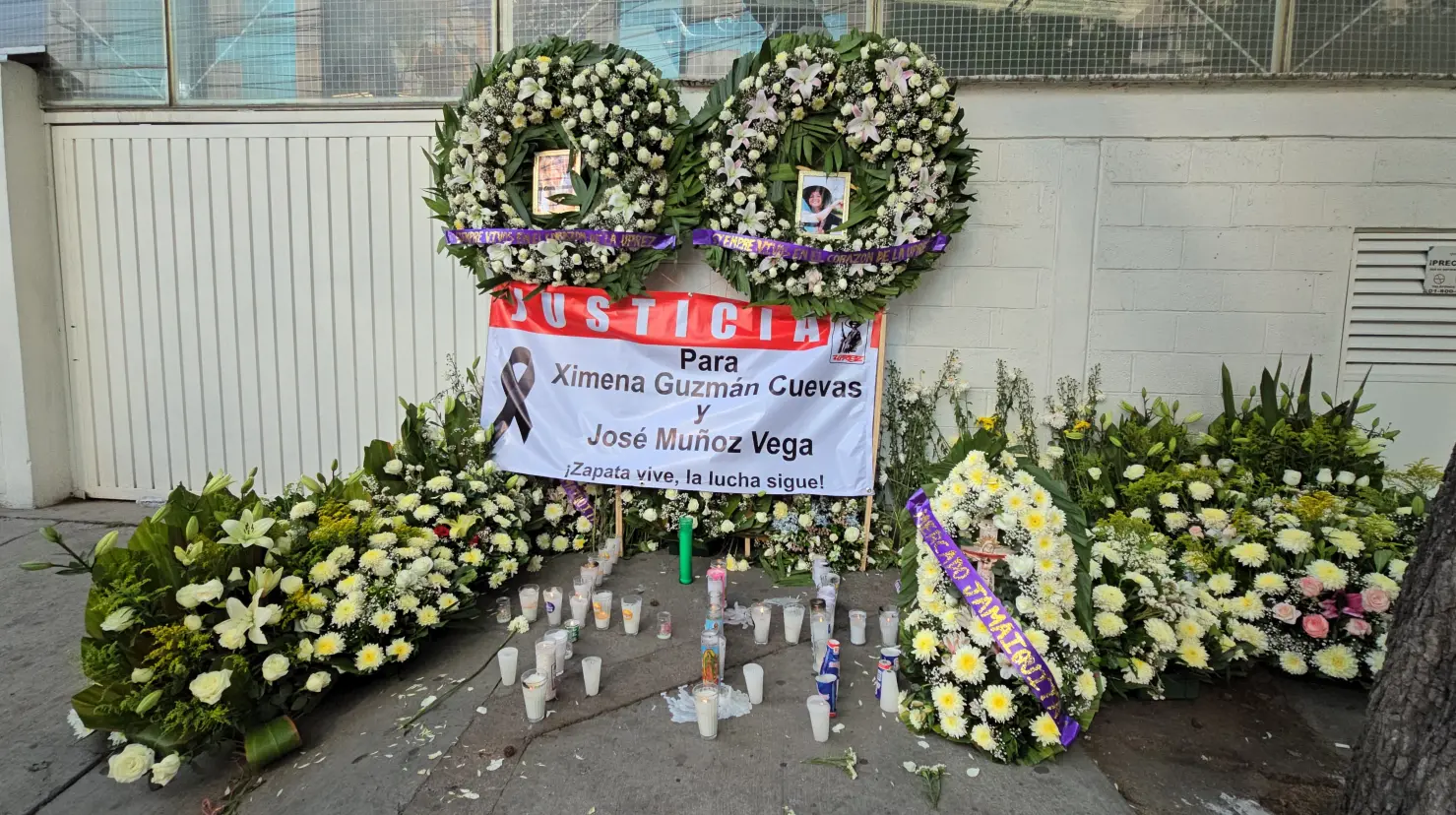Coronas de flores para Ximena y José frente a la funeraria donde se realiza su velorio. Foto: Mario Flores