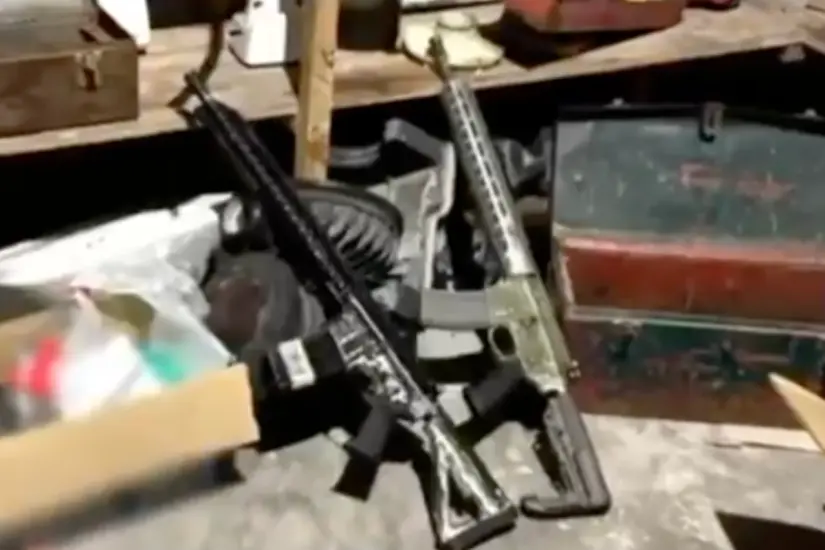 Armas encontradas al interior del inmueble en Abasolo tras el cateo de la FGR. Foto: FGR Tamaulipas