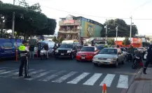 Evita multas en CDMX, esto cuesta a los conductores detenerse en el cruce peatonal