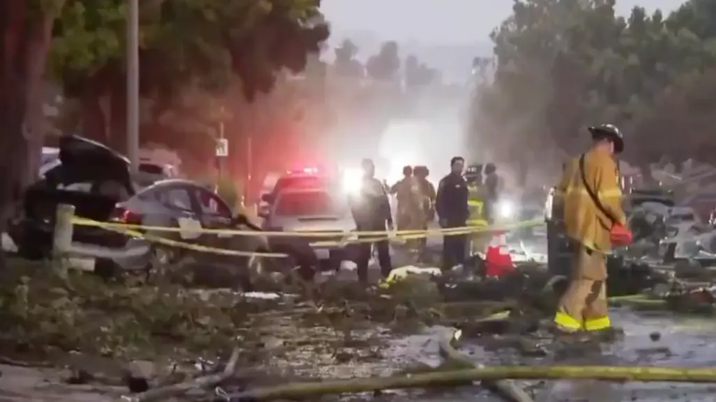 Avioneta se estrella en barrio de San Diego, EU; desata incendio en casas