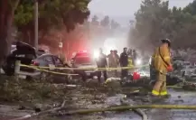 Avioneta se estrella en barrio de San Diego, EU; desata incendio en casas